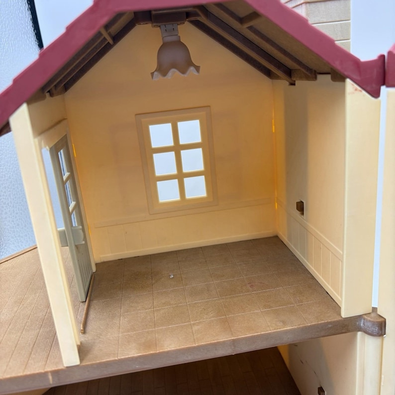Casa de muñecas estilo campestre con techo rojo vintage Calico Critters de Sylvanian Families. imagen 9