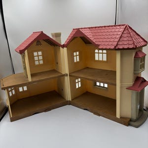 Casa de muñecas estilo campestre con techo rojo vintage Calico Critters de Sylvanian Families. imagen 7