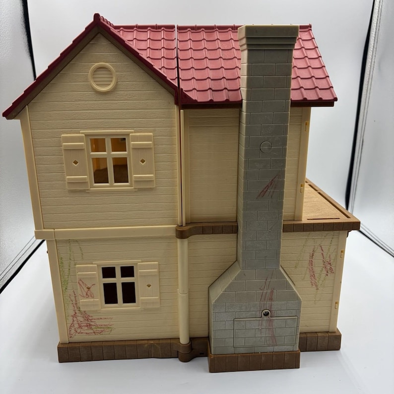 Casa de muñecas estilo campestre con techo rojo vintage Calico Critters de Sylvanian Families. imagen 5