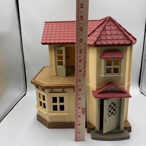 Casa de muñecas estilo campestre con techo rojo vintage Calico Critters de Sylvanian Families. imagen 10