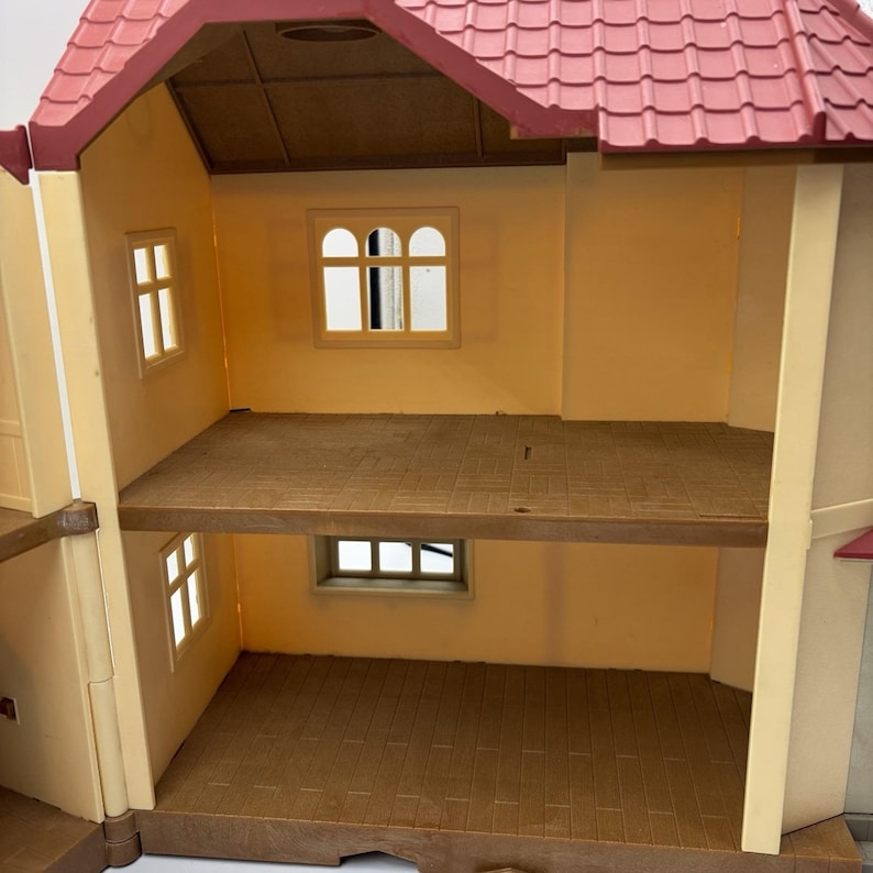 Casa de muñecas estilo campestre con techo rojo vintage Calico Critters de Sylvanian Families. imagen 8