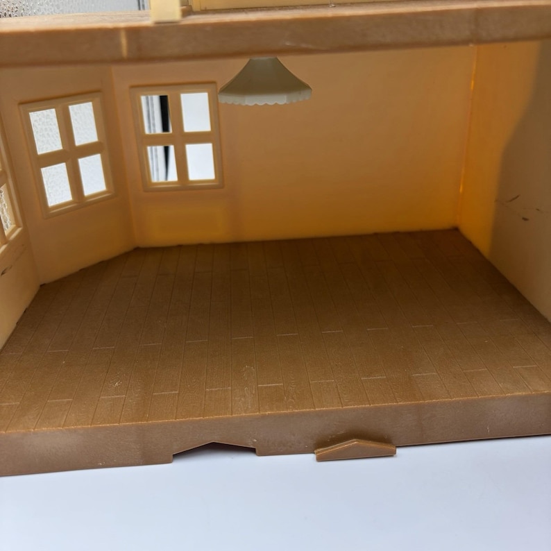 Casa de muñecas estilo campestre con techo rojo vintage Calico Critters de Sylvanian Families. imagen 12