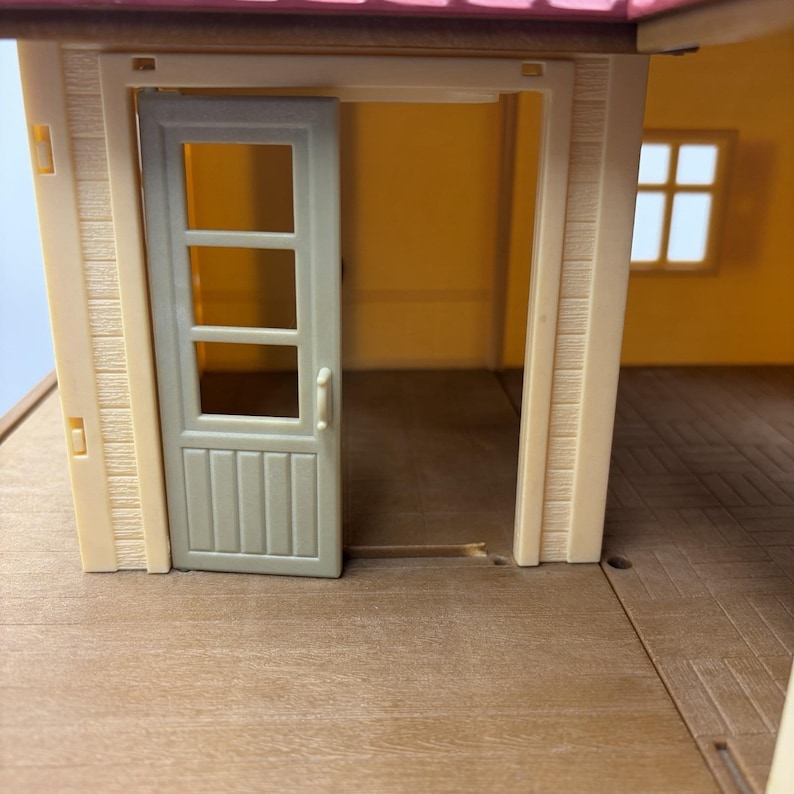 Casa de muñecas estilo campestre con techo rojo vintage Calico Critters de Sylvanian Families. imagen 3