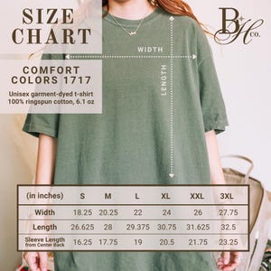 Pode incluir: Tabela de tamanhos para uma camiseta unissex tingida em pe&ccedil;a Comfort Colors 1717. A tabela mostra medidas em polegadas para largura, comprimento e comprimento da manga a partir do centro das costas, do tamanho S ao 3XL. A camisa &eacute; 100% algod&atilde;o ringspun, 6,1 oz.