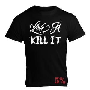Könnte beinhalten: Schwarzes T-Shirt mit dem weißen Schriftzug "Love It Kill It". Die Zahl "5%" ist rot unten rechts auf dem T-Shirt aufgedruckt.