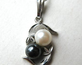 Small Vintage Sterling Silver Black and White Pearl Necklace Pendant & Chain