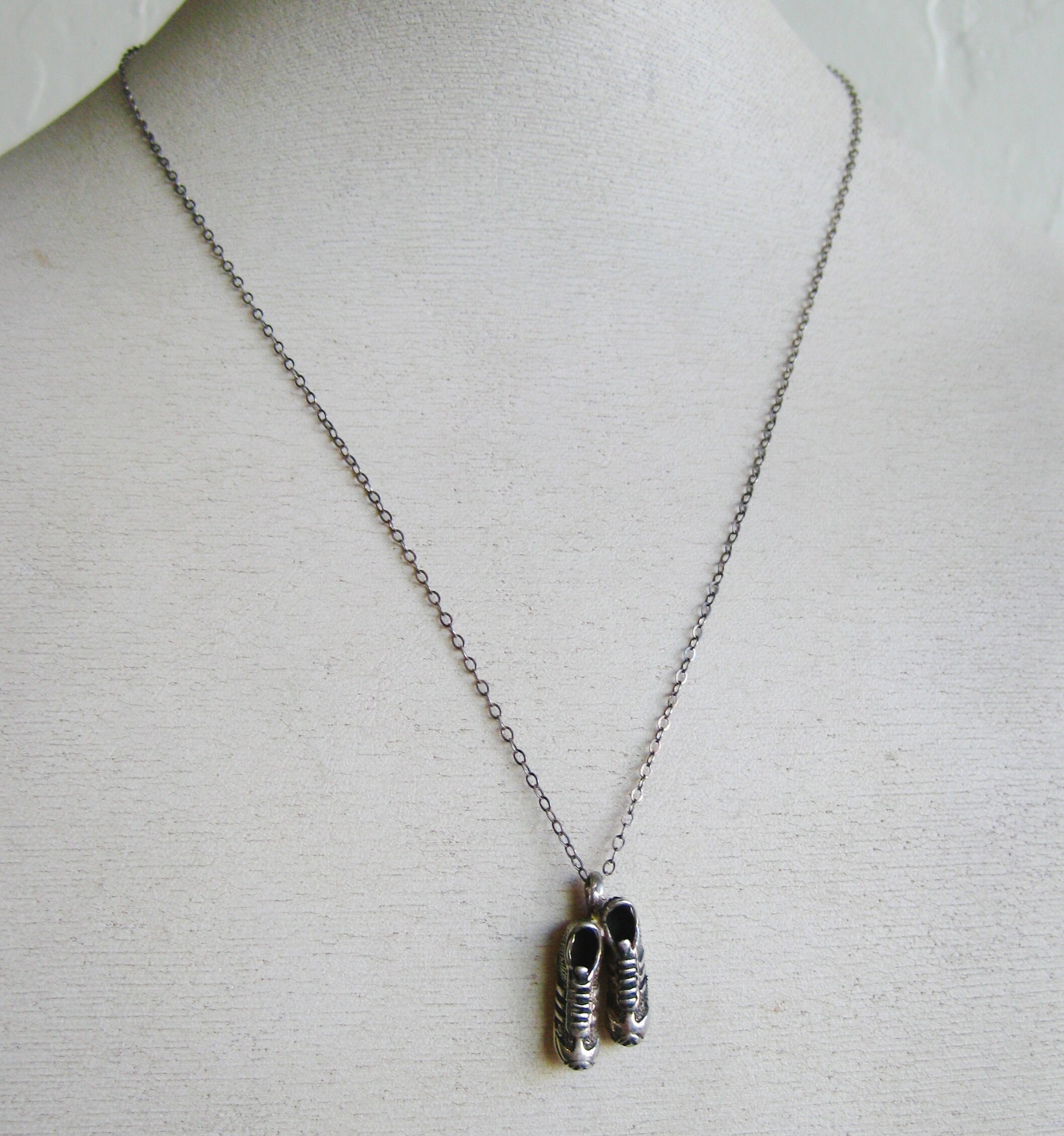 Generalmente hablando muestra Oclusión Vintage 80s Adidas Tennis Shoes Sterling Silver Necklace Pendant & Chain Generalmente hablando muestra Oclusión Vintage 80s Adidas Tennis Shoes Sterling Silver Necklace Pendant & Chain