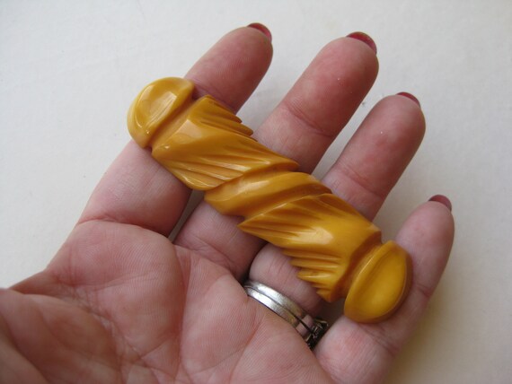 Vintage 40s Carved Egg Yolk Yellow Bakelite Brooc… - image 10