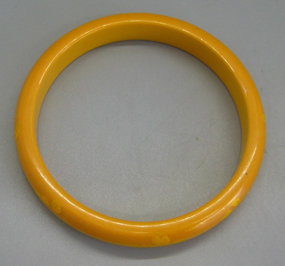 Vintage 40s Egg Yolk Yellow Bakelite Bangle Brace… - image 4