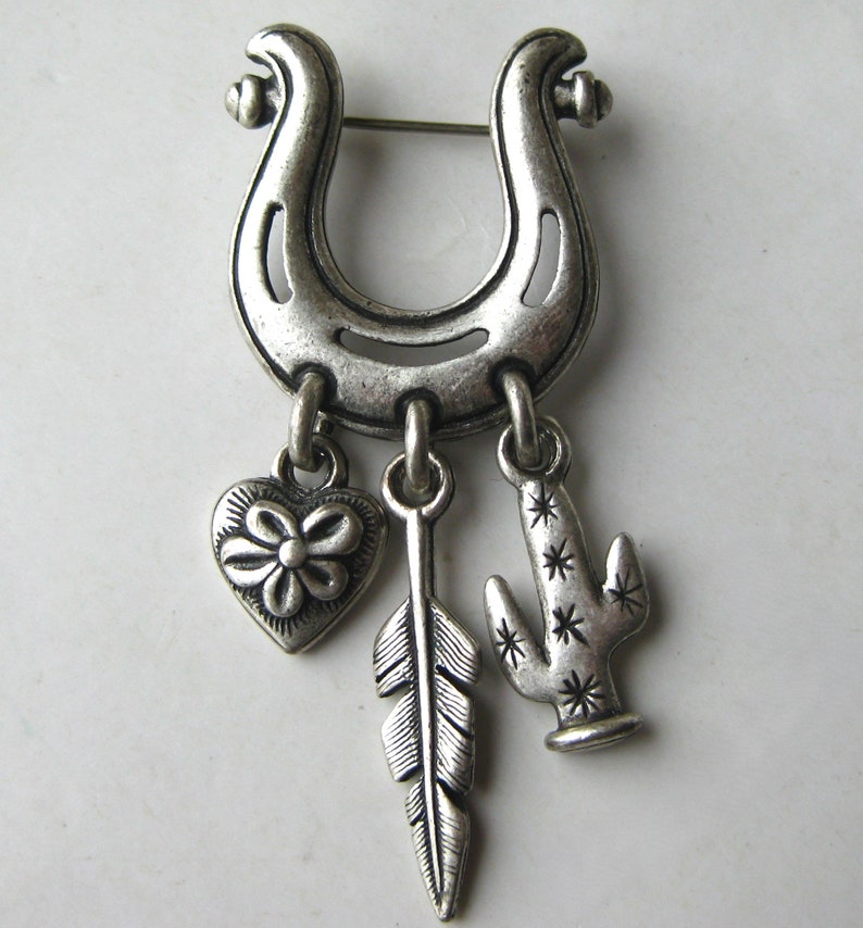 Vintage 90s GUESS Jeans Plata Dangle Charm Broche Pin imagen 2