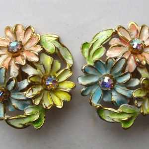 Brincos vintage Kramer New York esmalte strass floral margarida clipe anos 50