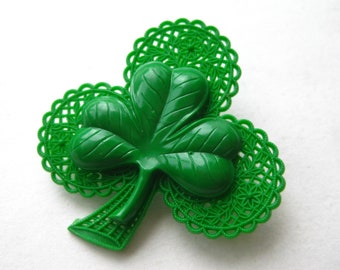 VINTAGE 1940s set of 10 large green shamrock buttons plastic celluloid pearlised 