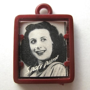 Vintage 50-tals Space Patrol TV-program Nina Bara Tonga plastfotoreklam flingor premium armbandsberlock