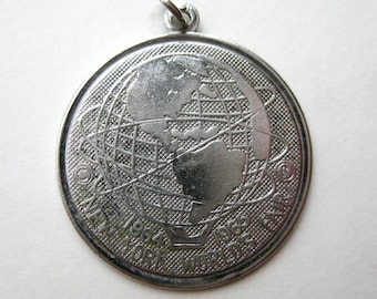 Vintage 1964 1965 New York World's Fair Sterling Silver Bracelet Charm Souvenir