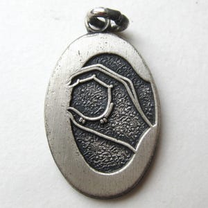 Colgante de plata de ley vintage con símbolo de mano en lenguaje de señas con la letra C