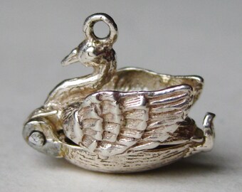 Nuvo Caravan Trailer Mechanical Silver Vintage Charm For Bracelet