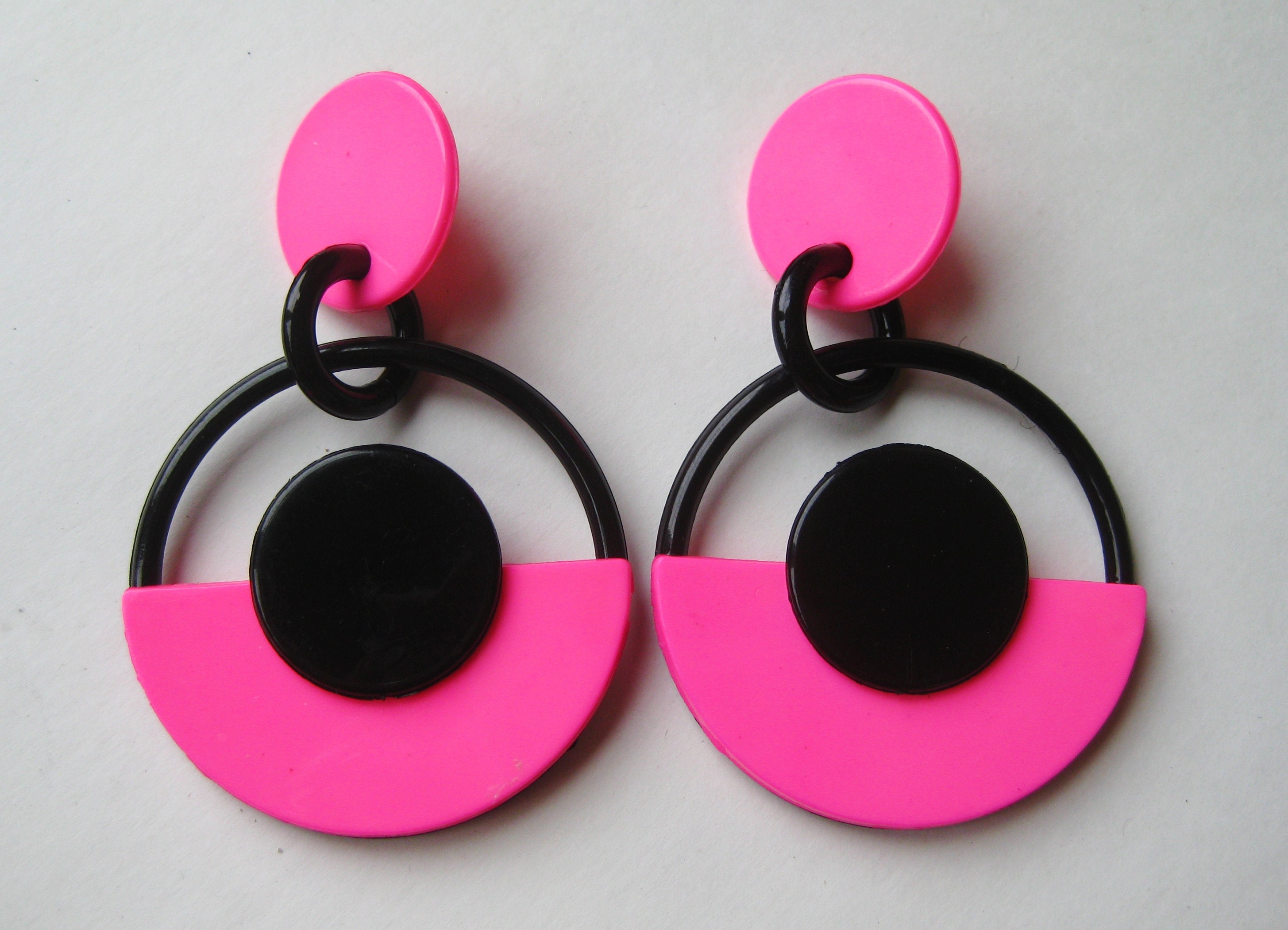 Black plastic hoop earrings deals
