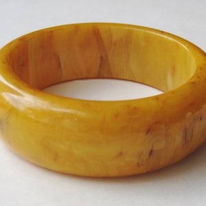 Vintage 40s Vibrant Yellow Marbled Swirl Bakelite Bangle Bracelet