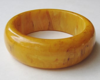 Vintage 40s Vibrante amarillo jaspeado Remolino Brazalete banglelita