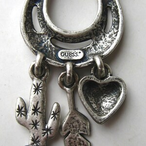 Vintage 90s GUESS Jeans Plata Dangle Charm Broche Pin imagen 3