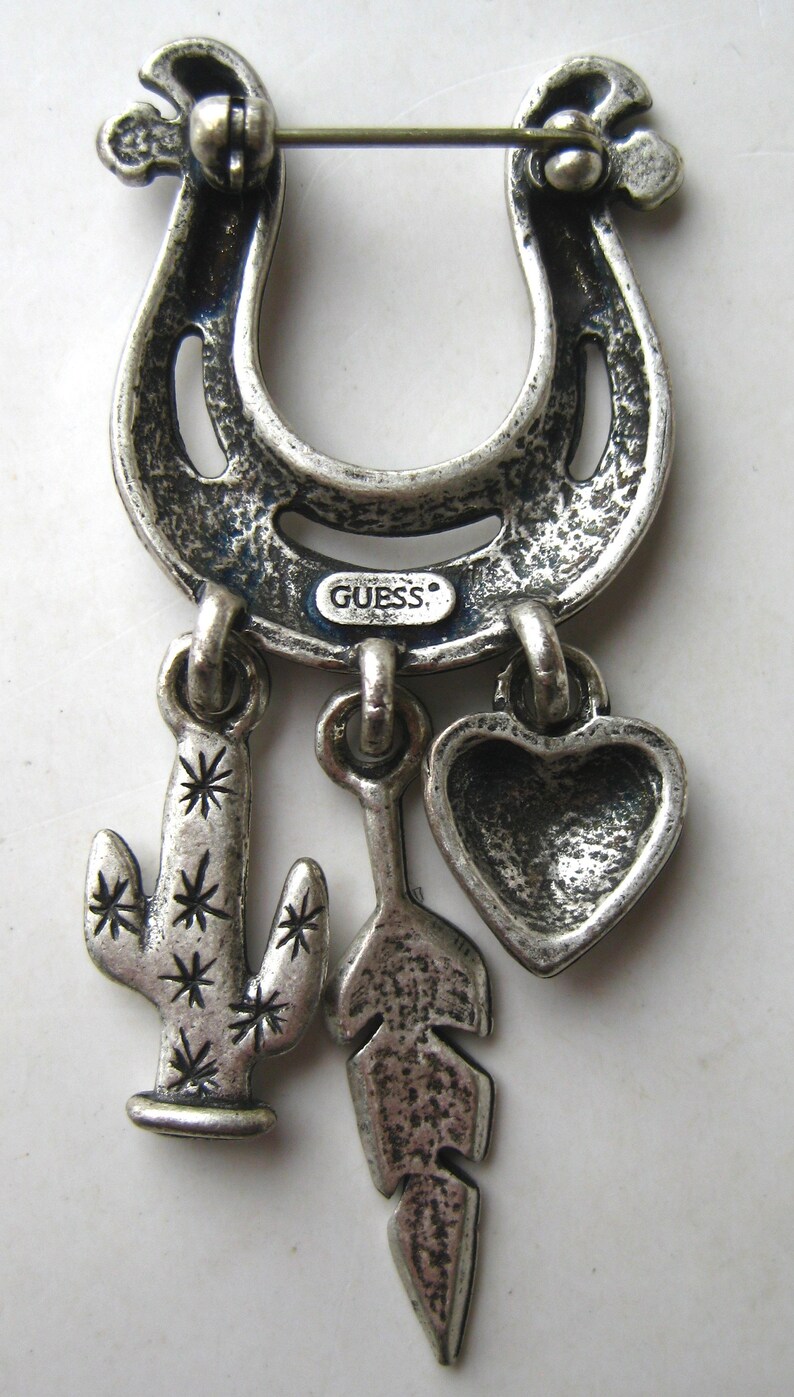 Vintage 90s GUESS Jeans Plata Dangle Charm Broche Pin imagen 3