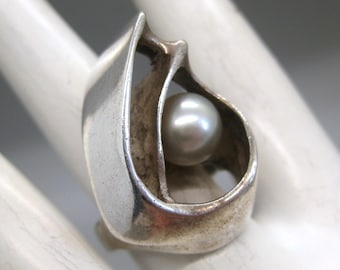 Vintage Mid Century Modernist Ring Brutalist Sterling Silver Baroque Pearl Cocktail Ring size 6.5