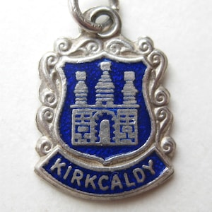 Bracelet souvenir vintage en argent sterling avec breloque en émail représentant un bouclier de voyage de Kirkcaldy, Fife, Écosse.