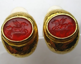 Vintage 80s Gold Tanner Glass Intaglio Pegasus Clip Earrings