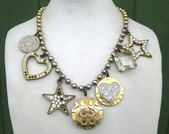 Collar vintage COACH con colgante de oro y cadena de bolas con dije de joya.