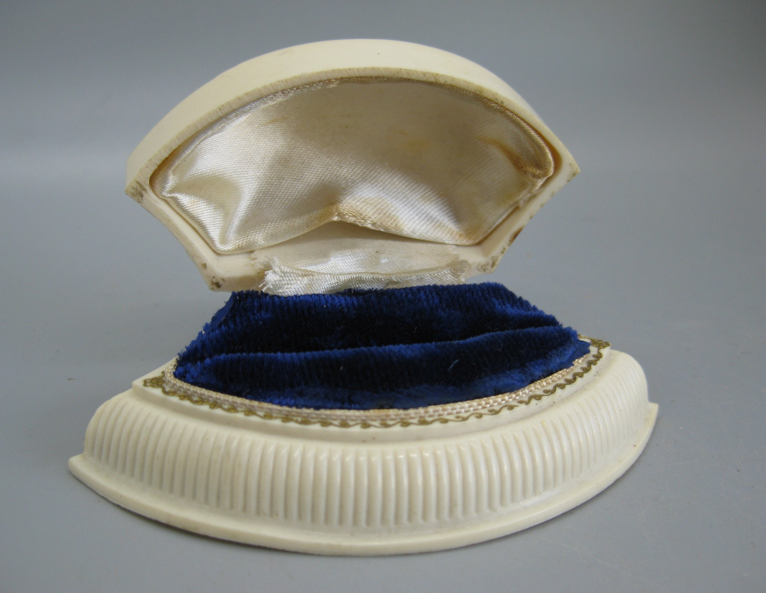 clamshell ring box