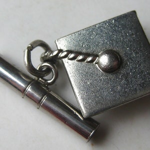 Dije de pulsera de plata de ley vintage con forma de gorra de graduación y diploma