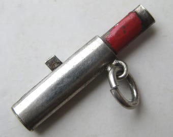 Dije vintage de los años 40 en plata de ley esmaltada con forma de lápiz labial mecánico que se abre y se mueve.