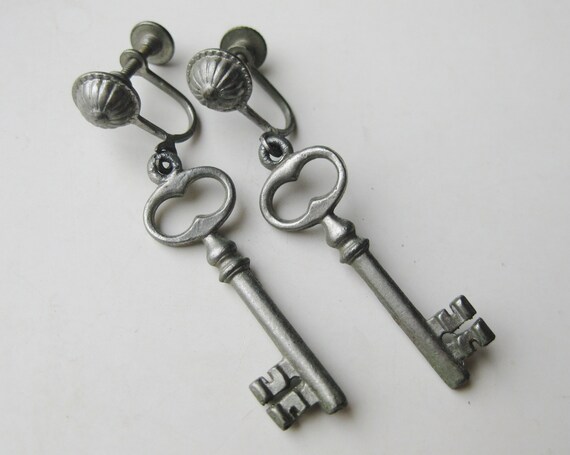 Vintage 50s Novelty Skeleton Key Drop Dangle Screw