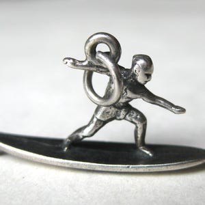 Vintage jaren 50 bedeltje van sterling zilver met surfplankmotief, armband of ketting.
