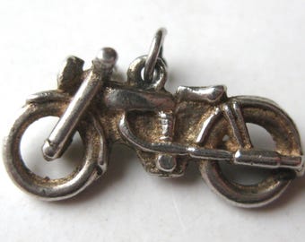 Charm vintage de los años 50 con diseño 3D de motocicleta británica para pulsera.