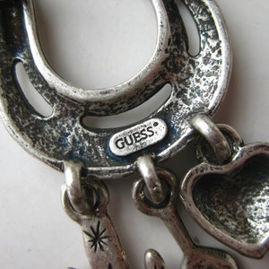 Vintage 90s GUESS Jeans Plata Dangle Charm Broche Pin imagen 4