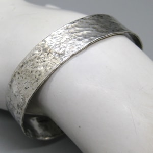 Bracciale rigido in argento sterling martellato, modernista di metà secolo, vintage anni &#39;60