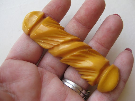 Vintage 40s Carved Egg Yolk Yellow Bakelite Brooc… - image 8