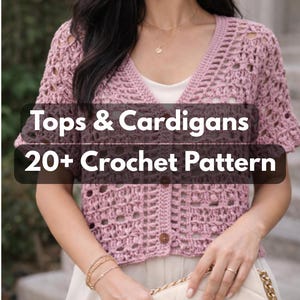 Può includere: Un cardigan all'uncinetto rosa polveroso con scollo a V e chiusura con bottoni. L'immagine presenta il testo "Tops & Cardigans 20+ Crochet Pattern". Il cardigan ha maniche corte e un design a trama aperta. La modella indossa un top bianco.