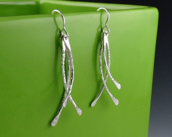 Longues boucles d’oreilles, boucles d’oreilles « brindille » martelé