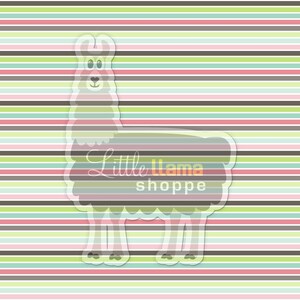 Op de afbeelding: Een cartoon lama met een roze neus en blauwe ogen staat op een gestreepte achtergrond. De tekst "Little Llama Shoppe" is geschreven in een cursief schrift onder de lama.