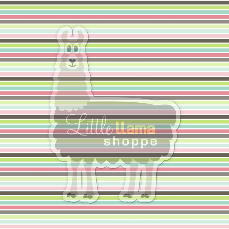 Op de afbeelding: Een cartoon lama met een roze neus en blauwe ogen staat op een gestreepte achtergrond. De tekst "Little Llama Shoppe" is geschreven in een cursief schrift onder de lama.