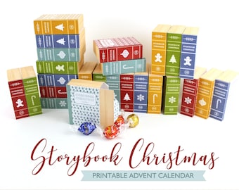 Puede incluir: Un calendario de adviento imprimible con un tema de libro de cuentos. El calendario está formado por pequeñas cajas que parecen libros, cada una con un diseño navideño diferente. Las cajas están apiladas en una torre y hay algunos caramelos de chocolate delante de ellas. El texto "Storybook Christmas" está escrito en rojo en la parte inferior de la imagen.