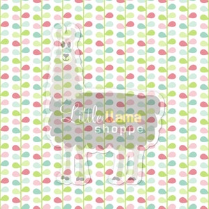 Op de afbeelding: Een wit lama-silhouet met de tekst "Little Llama Shoppe" op een witte achtergrond met een herhalend patroon van groene, roze en blauwe druppelvormen.