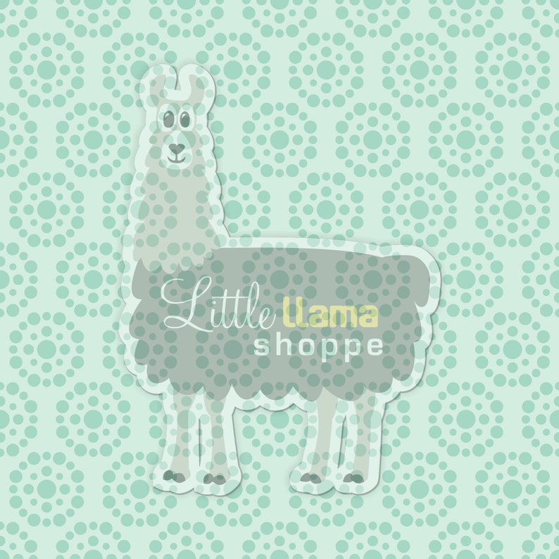 Op de afbeelding: Een grijze lama met een wit gezicht en een gele tekstoverlay die "little llama shoppe" zegt op een lichtblauwe achtergrond met een patroon van cirkels.