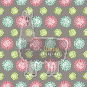 Op de afbeelding: Een grijze lama-silhouet met een roze neus en wimpers, staand voor een herhalend patroon van roze, groene en blauwe gestileerde bloemen op een grijze achtergrond. De tekst "Little Llama Shoppe" is zichtbaar in het silhouet van de lama.