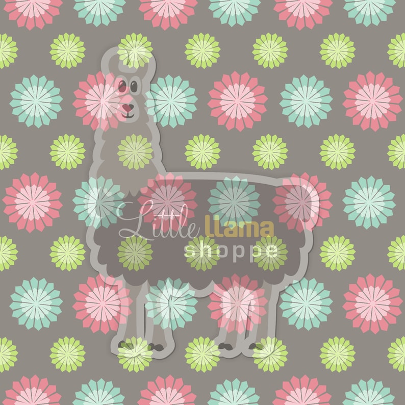 Op de afbeelding: Een grijze lama-silhouet met een roze neus en wimpers, staand voor een herhalend patroon van roze, groene en blauwe gestileerde bloemen op een grijze achtergrond. De tekst "Little Llama Shoppe" is zichtbaar in het silhouet van de lama.