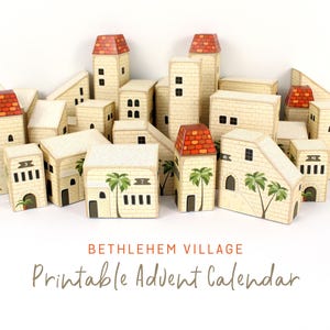 Puede incluir: Un conjunto de casas de papel beige con tejados de tejas rojas, formando un paisaje de pueblo. Algunas casas tienen ilustraciones de palmeras y pequeñas ventanas. El texto "Bethlehem Village Printable Advent Calendar" se muestra debajo.