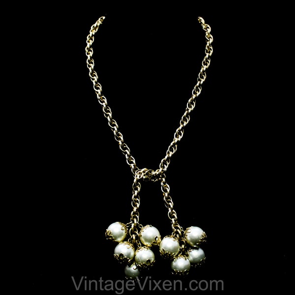 Collier Lariat de style baroque - Perles artificielles blanches audacieuses et métal doré - Jolies boules de pompons avec détails en filigrane - Inspiré des antiquités des années 1960