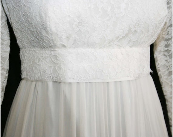 Size 10 Wedding Dress - Elegant White Chiffon & L… - image 4
